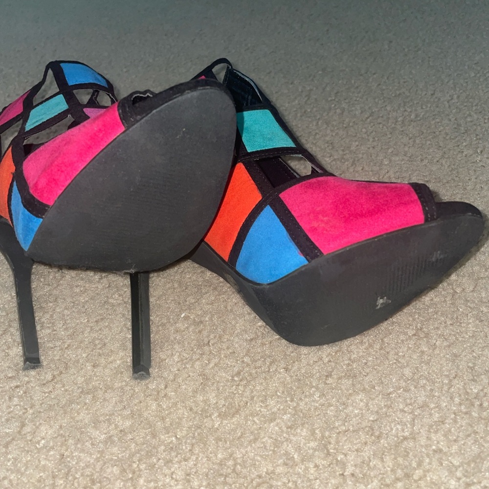 Colorblock 2 Lips Too Heels - Picture 2 of 4